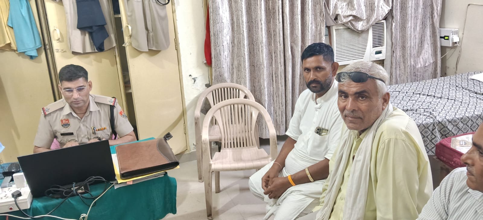 जाखल में पुलिस को वारदात की जानकारी देते हुए पीड़ित