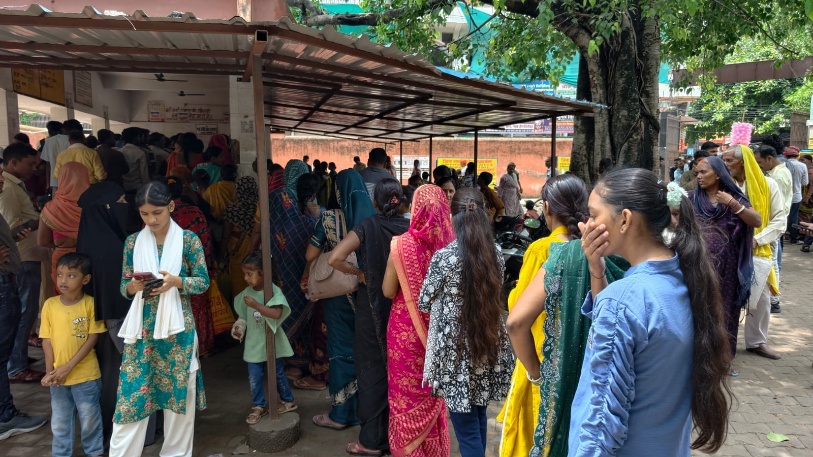 जिला अस्पताल के पर्ची काउंटर पर पर्ची के लिए लगी मरीजों और तीमारदारों की भीड़।संवाद