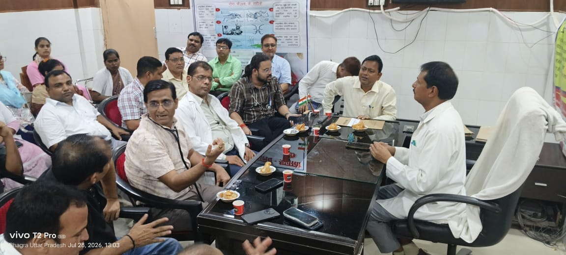  जिला चिकित्सालय में आयोजित गोष्ठी में मौजूद सीएमएस व अन्य।