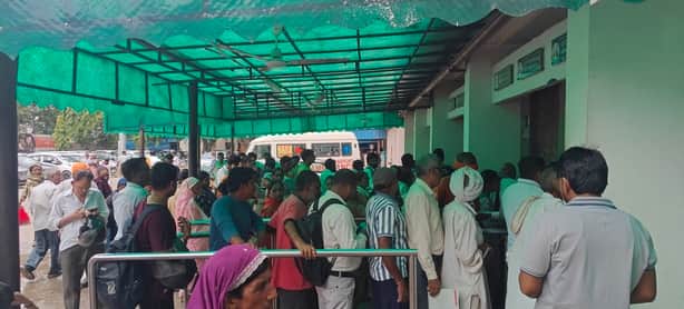 जिला नागरिक अस्पताल में पंजीकरण काउंटर पर लाइन में बिना किसी पंखे और कूलर के खड़े मरीज व तीमारद