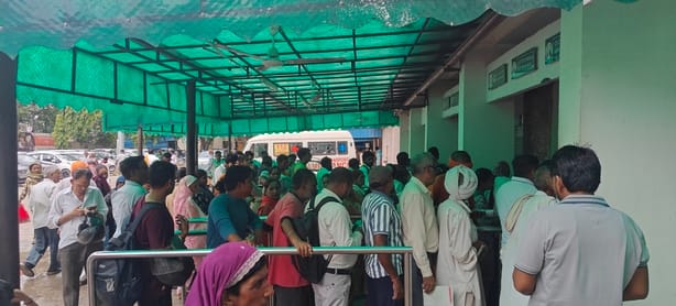 जिला नागरिक अस्पताल में पंजीकरण काउंटर पर लाइन में बिना किसी पंखे और कूलर के खड़े मरीज व तीमारद