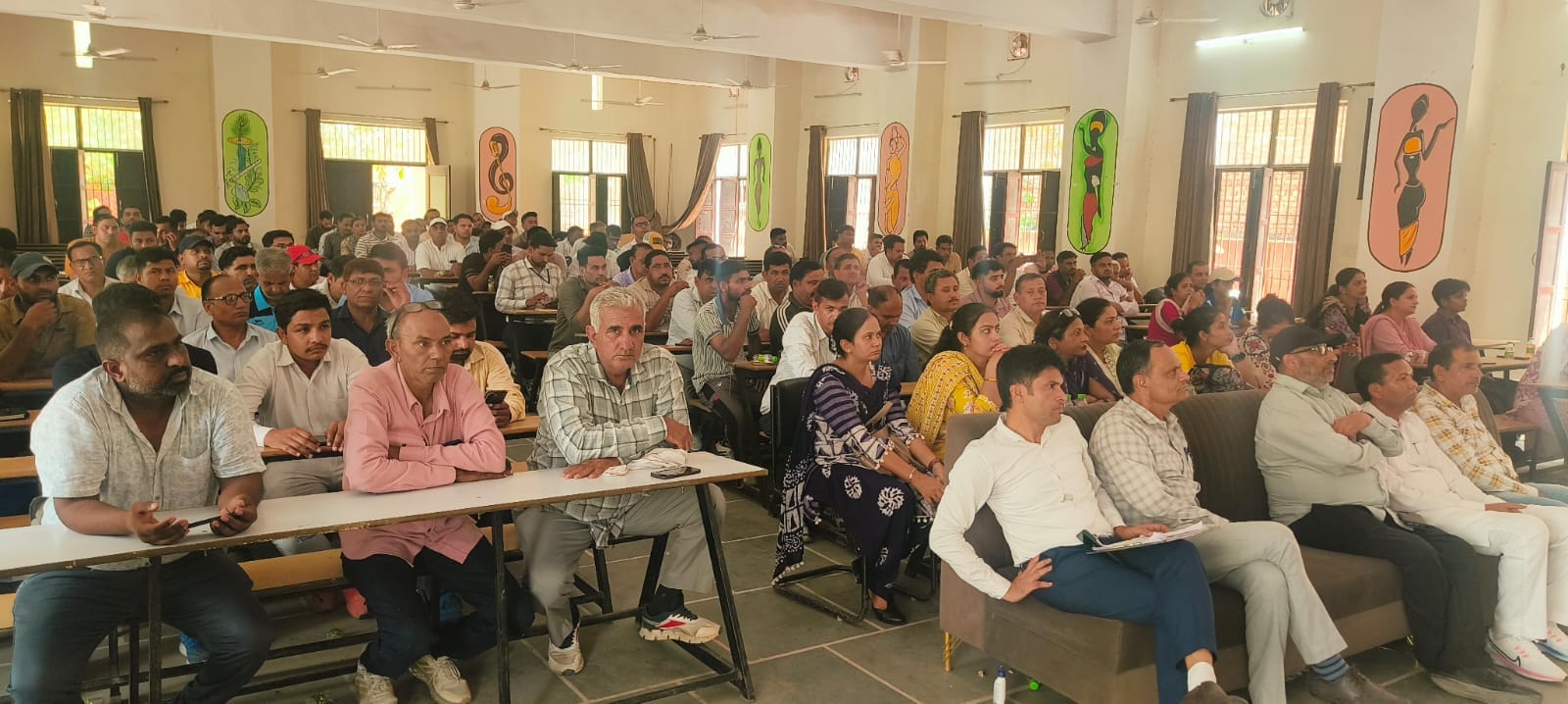 जिला स्तरीय स्कूली खेल प्रतियोगिताओं की तैयारी को लेकर आयोजित बैठक में मौजूद खेल पदाधिकारी।