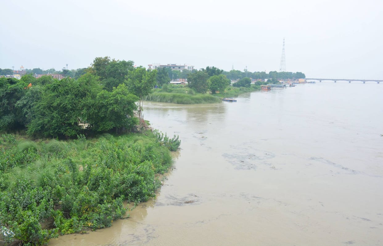 Administration alert in view of floods; flood outposts active