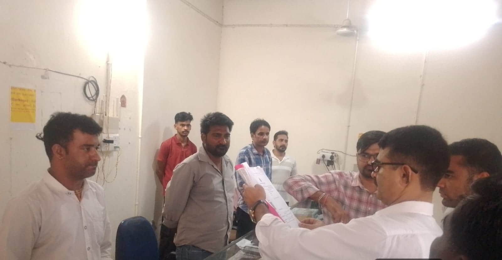 जन्म प्रमाण पत्र शाखा में दस्तावेजों की जांच करते हुए जिला नगर आुयक्त सुरेंद्र बैनीवाल। विभाग