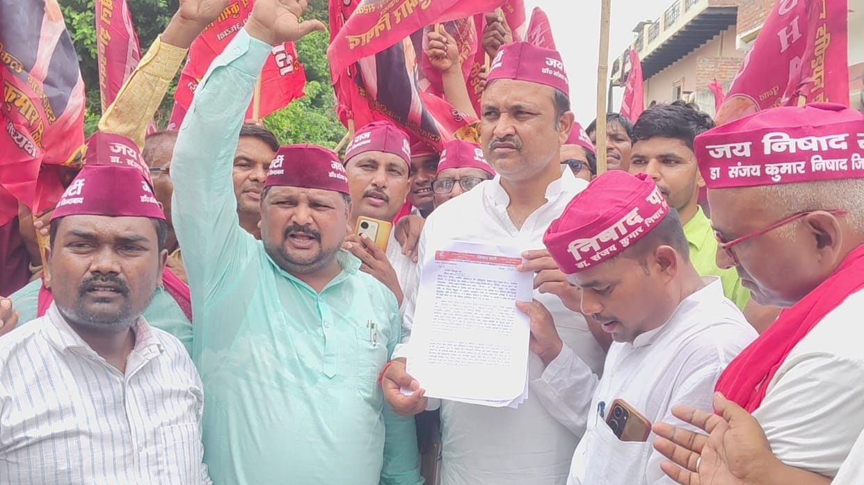 The Nishad Party submitted a memorandum to the MLA demanding SC reservation.