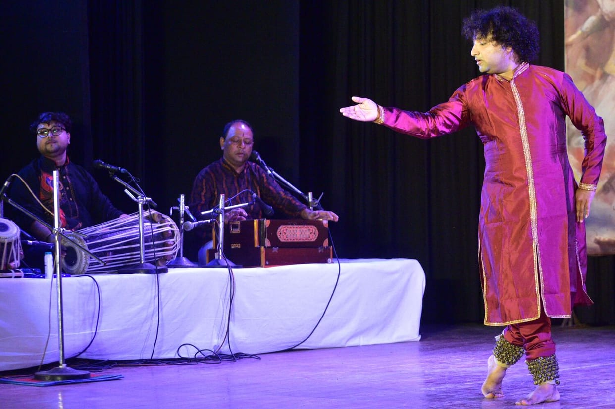 Renowned Kathak artist Chetan Kumar Javda of the Jaipur Gharana mesmerized the audience with an impressive performance.