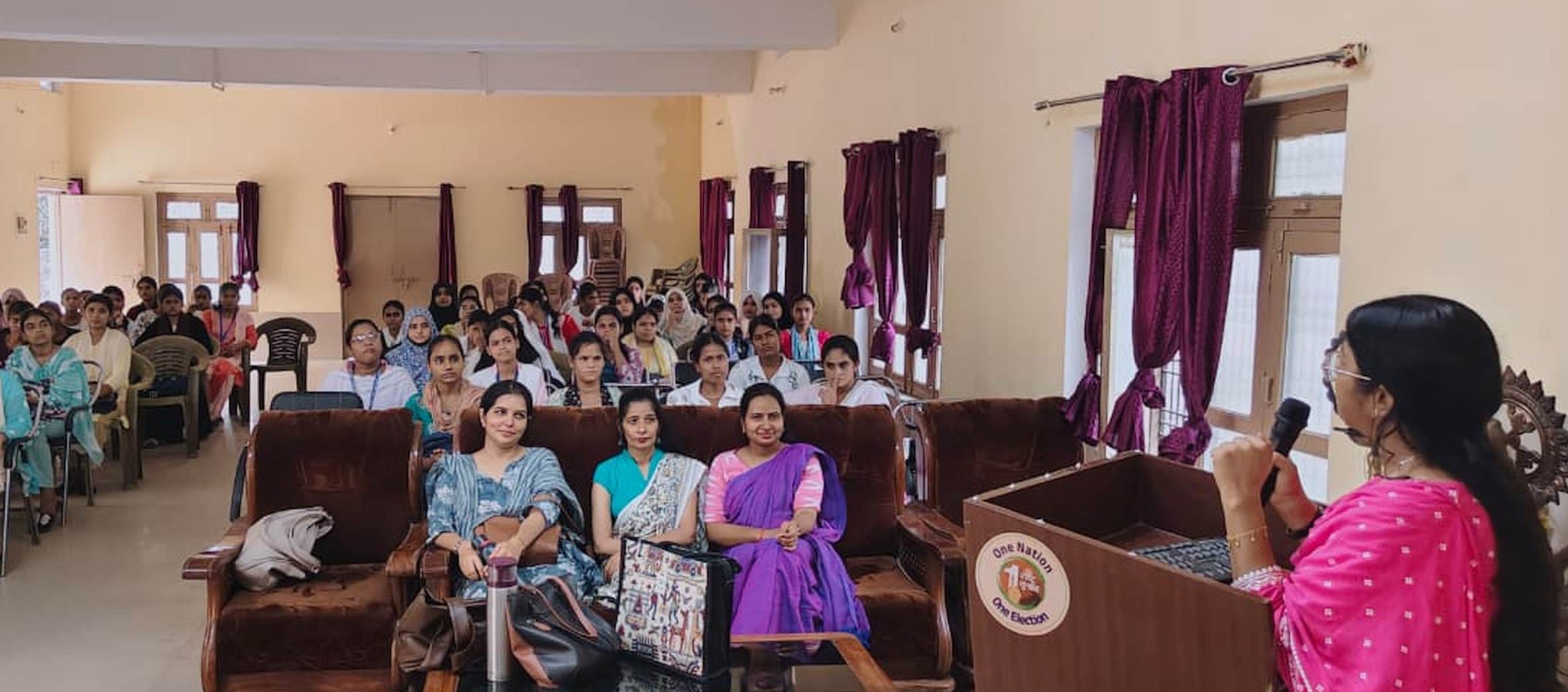 कॉलेज की शैक्षिक गतिविधियों की जानकारी देती असिस्टेंट प्रोफेसर।