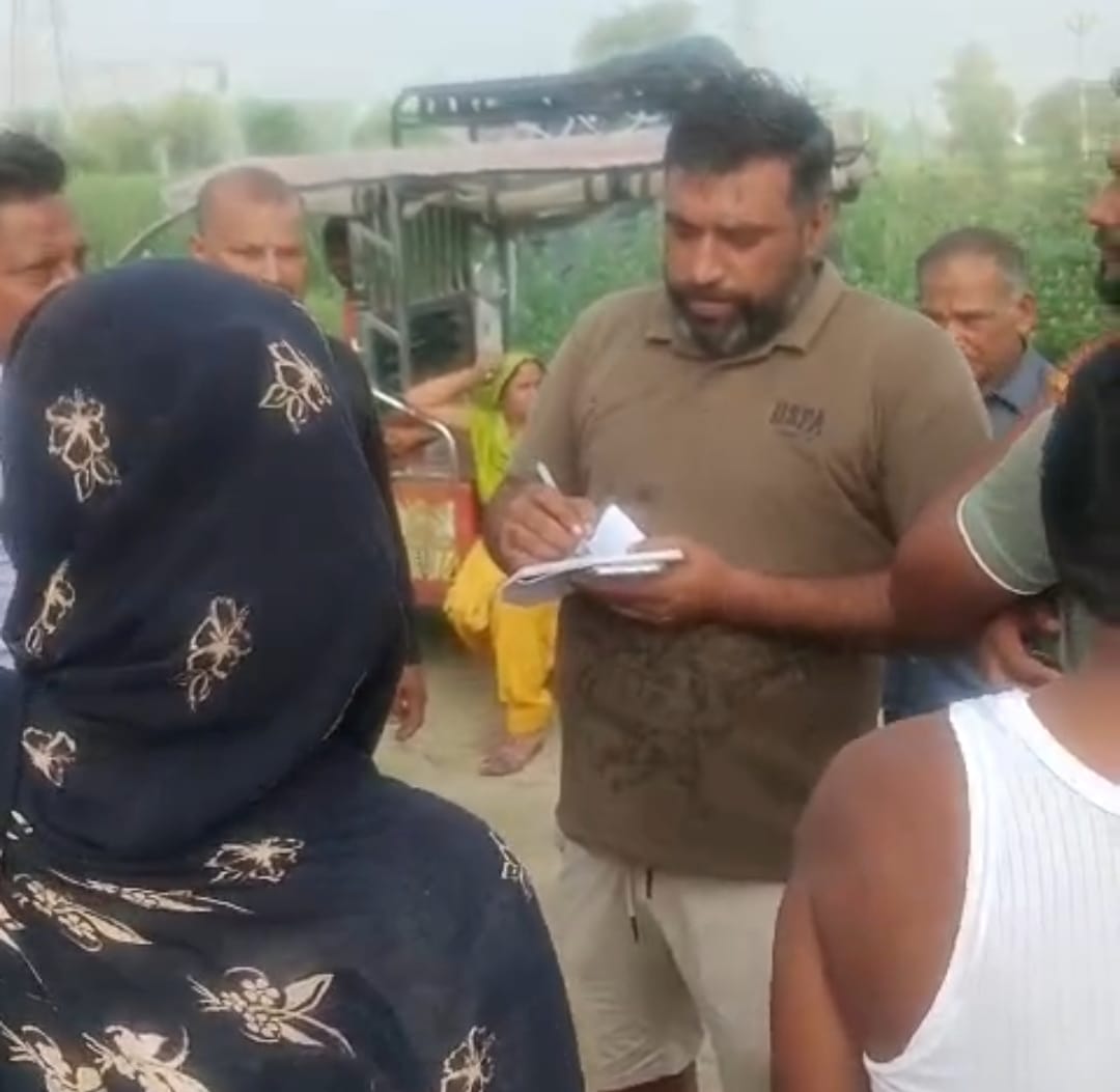 कॉलोनीवासियों से बात करते बिजली निगम अधिकारी। संवाद