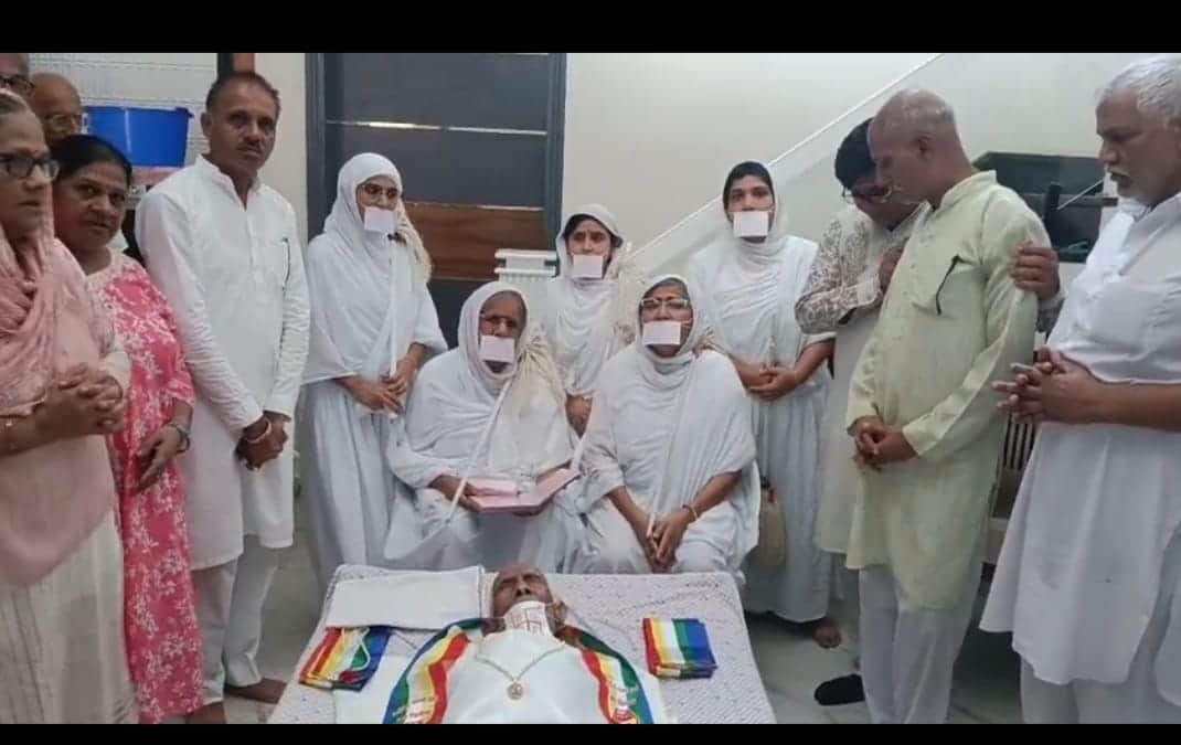 कालांवाली। जैन साध्वी संधारा की रस्म पूरी करवाते हुए। संवाद