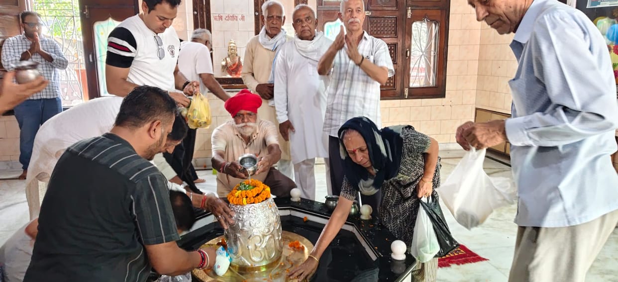 Devotees worshipped Lord Shiva.