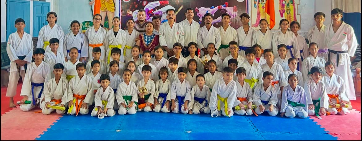 51 players succeeded in the karate belt examination.