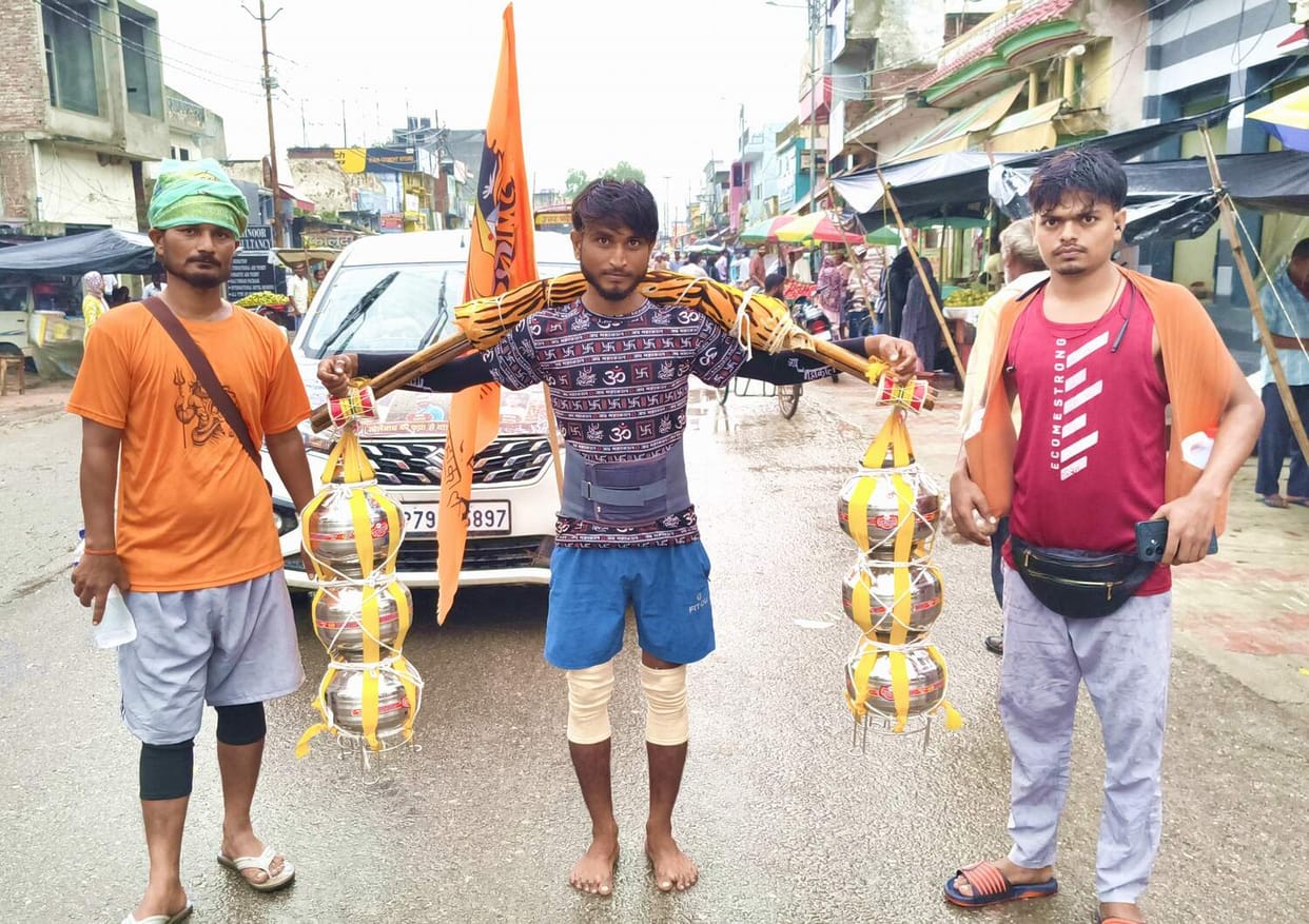 Shiva devotees passed by carrying a *kanwar* filled with 51 liters of Ganga water from Gangotri