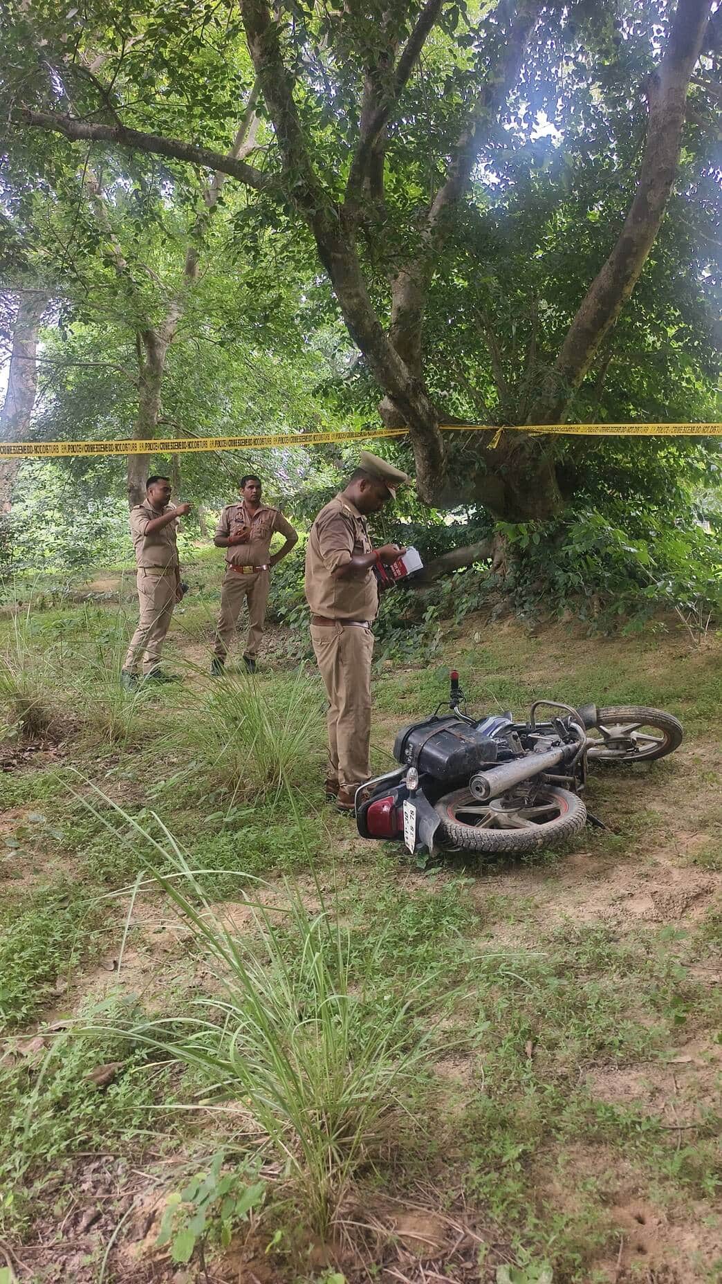कड़ा धाम गुलाम का पुरवा में युवक का फंदे पर लटका हुआ शव मिलने की सूचना पर छानबीन करती हुई पुलिस