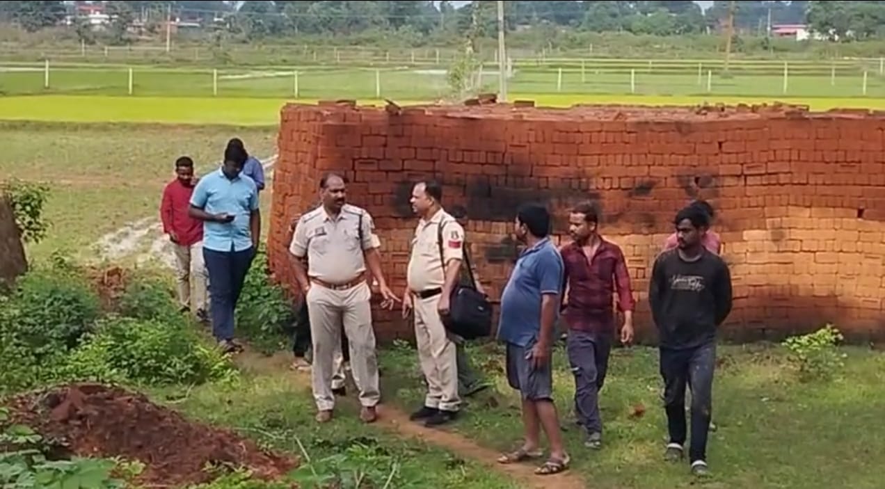 खेत मे मिला महिला का शव।