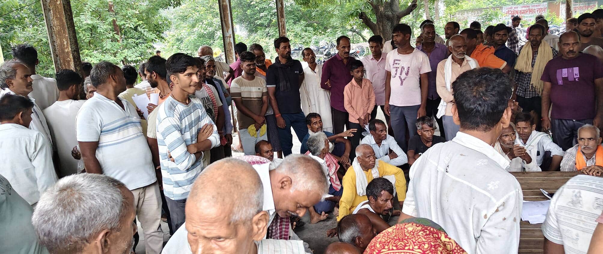 खाद बांटने में अव्यवस्था, कई समितियों पर किसानों का हंगामा