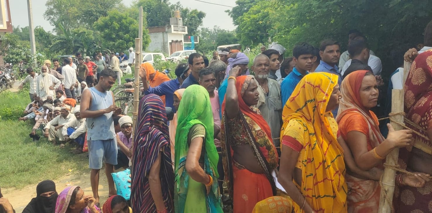 खाद लेने के लिए कतार में खड़े लोग।