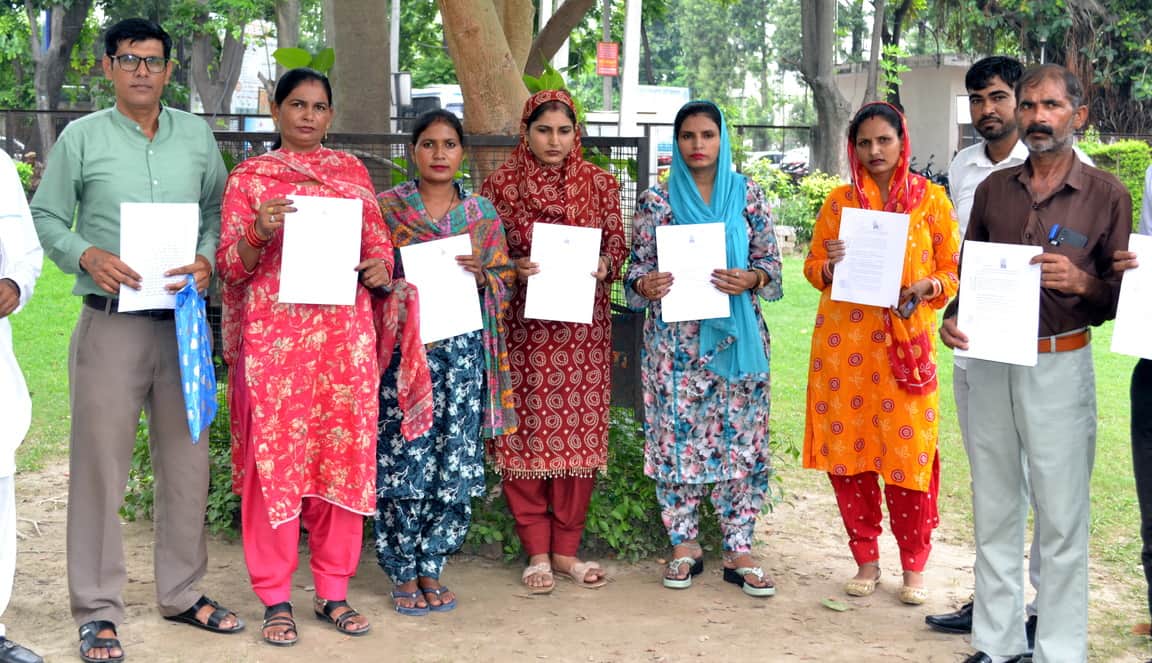लघु सचिवालय में डीसी आफिस पहुंचे  नलवी पार सरपंच के खिलाफ अविश्चास पत्र लेकर पहुंचे मैंबर। संव