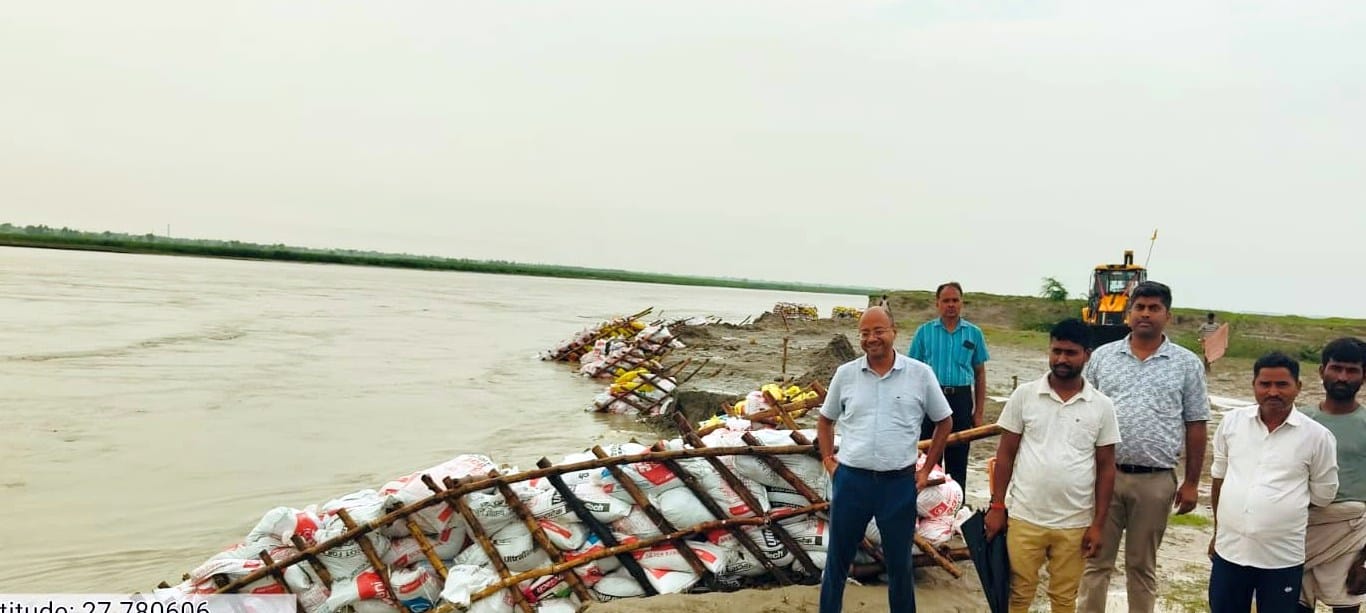 लहरपुर क्षेत्र में बाढ़ राहत कार्यों का निरीक्षण करते सिंचाई विभाग के अधिशासी अभियंता। - संवा