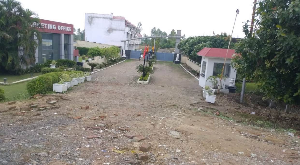 Plots being sold with the claim that they are just minutes away from Lucknow.