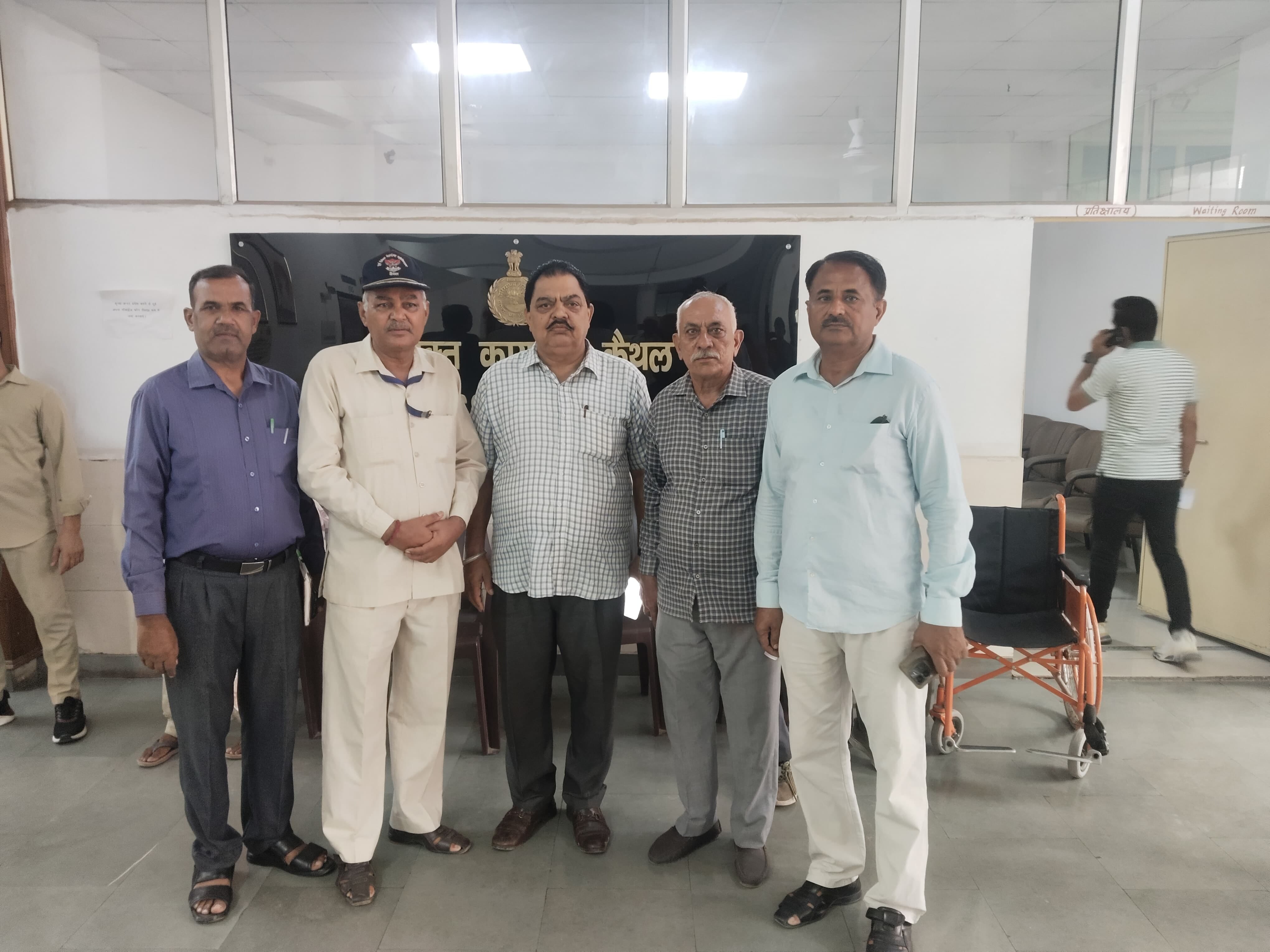 मांगों को लेकर बैठक करते पूर्व सैनिक। विज्ञप्ति