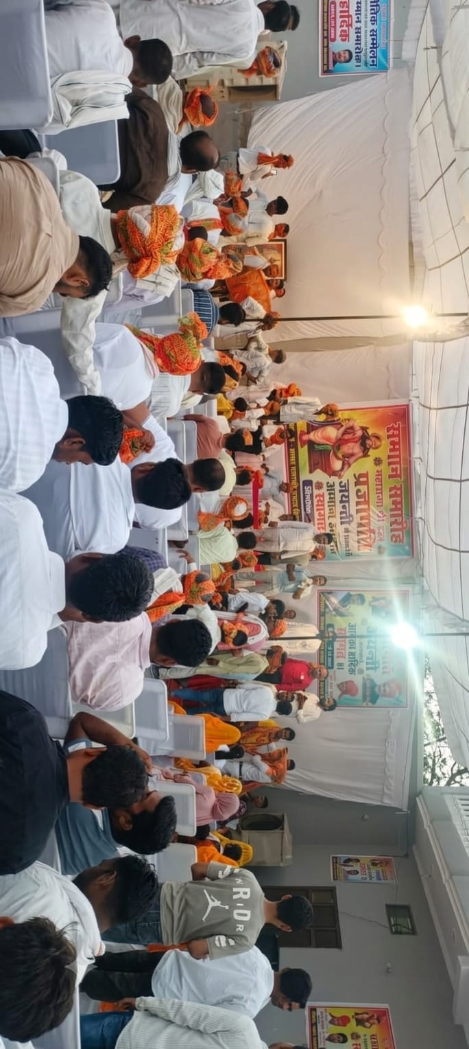 महाराजा दक्ष प्रजापति की जयंती पर आयोजित कार्यक्रम में शामिल लोग।