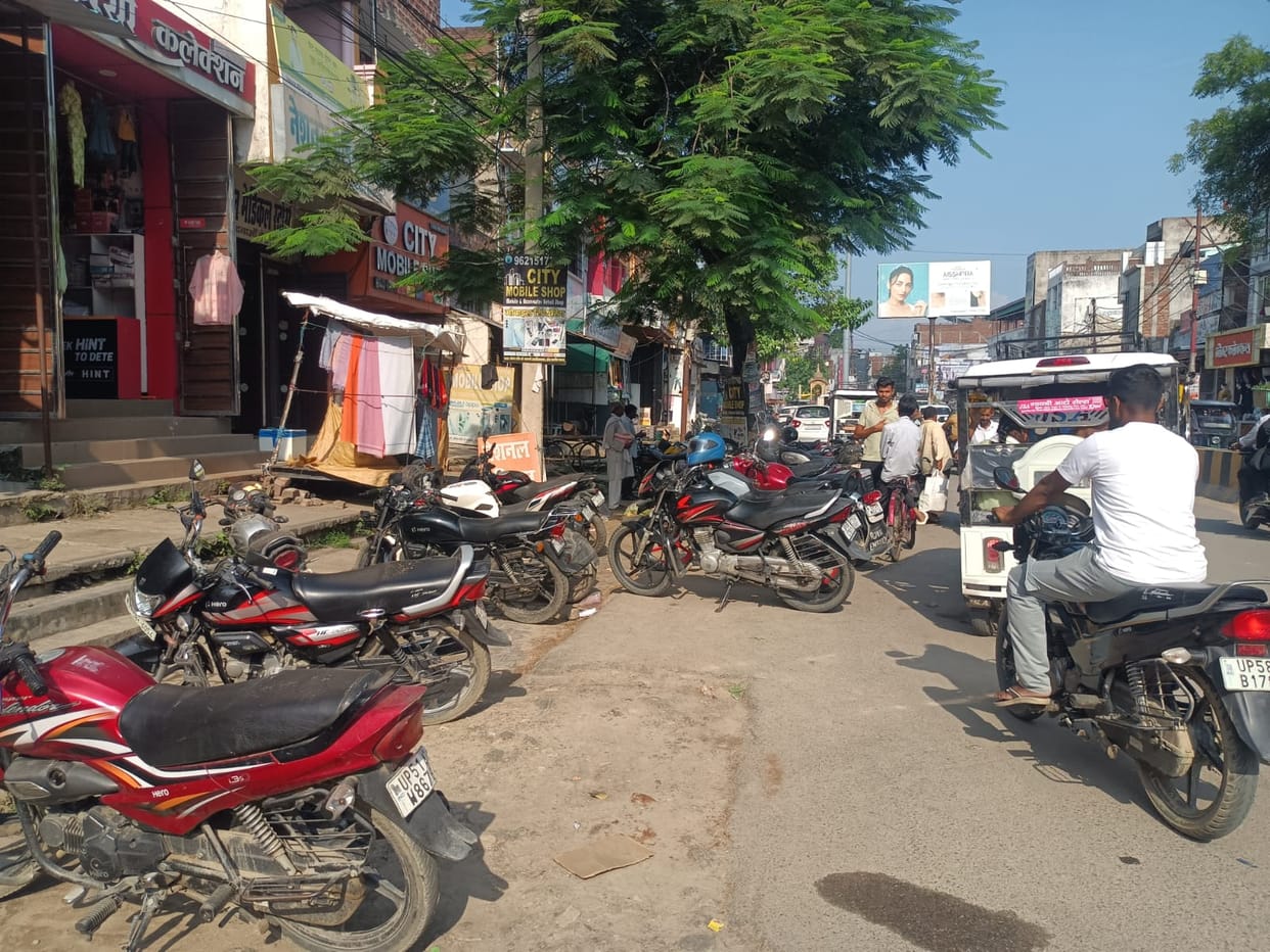 Vehicles piling up on roads in Khalilabad; multi-level parking facility fails to materialize.