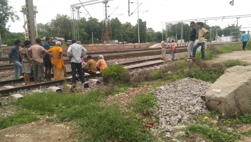मनौरी रेलवे ट्रैक पर हुए हादसे के बाद मौजूद लोग। संवाद