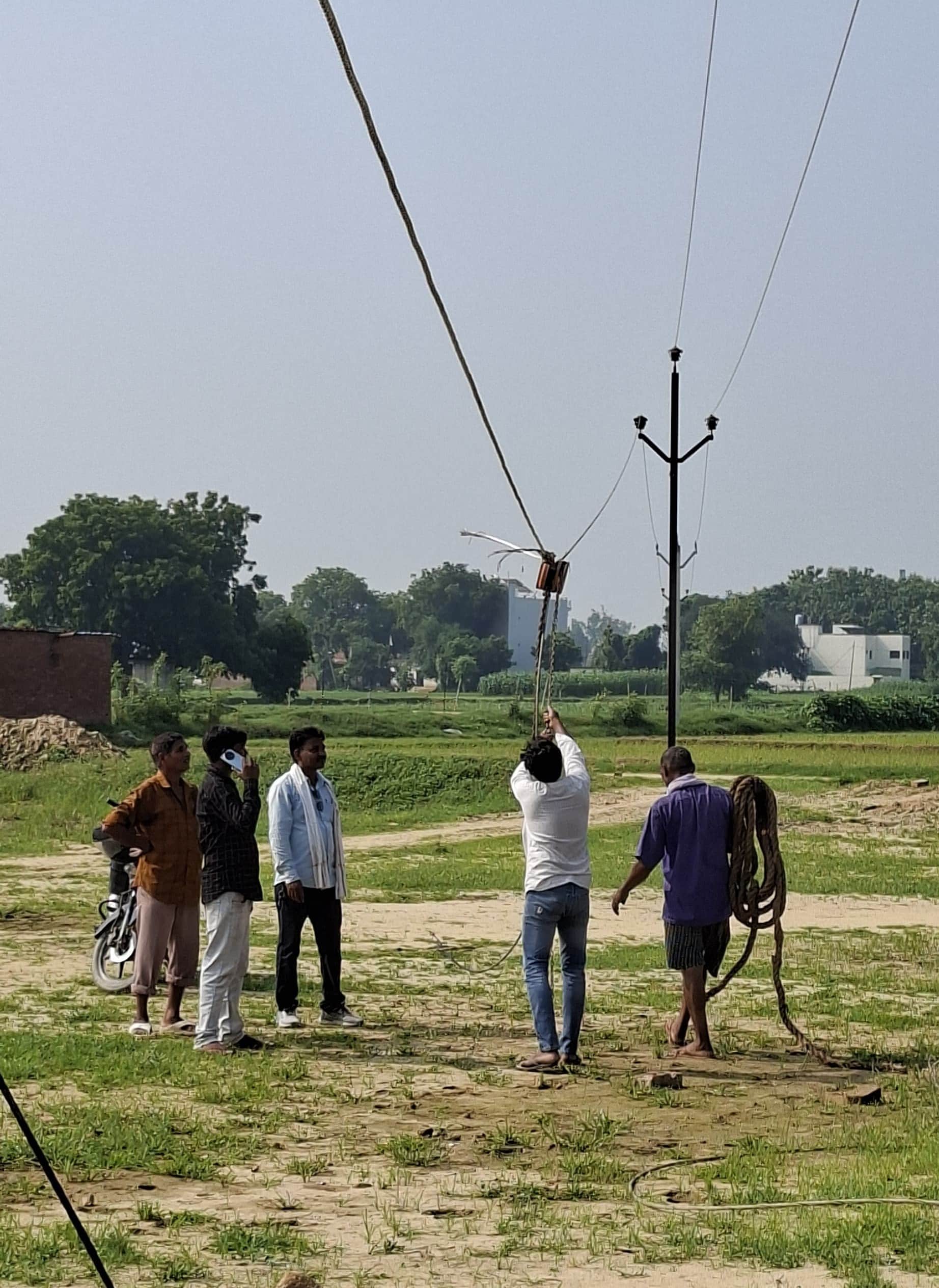 मरम्मत करते बिजलीकर्मी