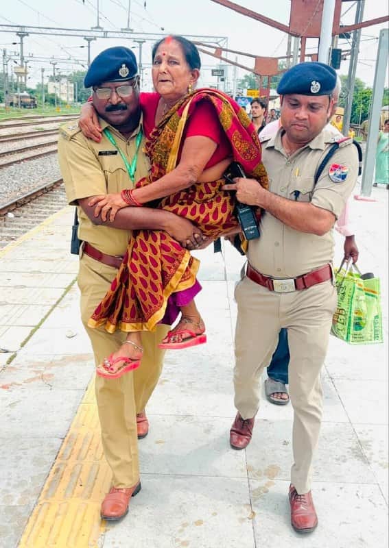 मथुरा जंक्शन के प्लेटफॉर्म पर बुर्जुग महिला को लेकर जाते एएससी एके वर्मा। 