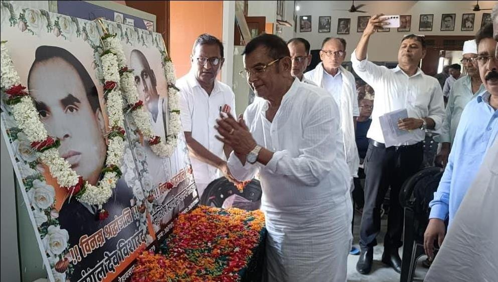 नगर के भुजौटी स्थित सभागार में आयोजित संगोष्ठी में स्वामी सत्यानंद सरस्वती और मंगलदेव विशारद के