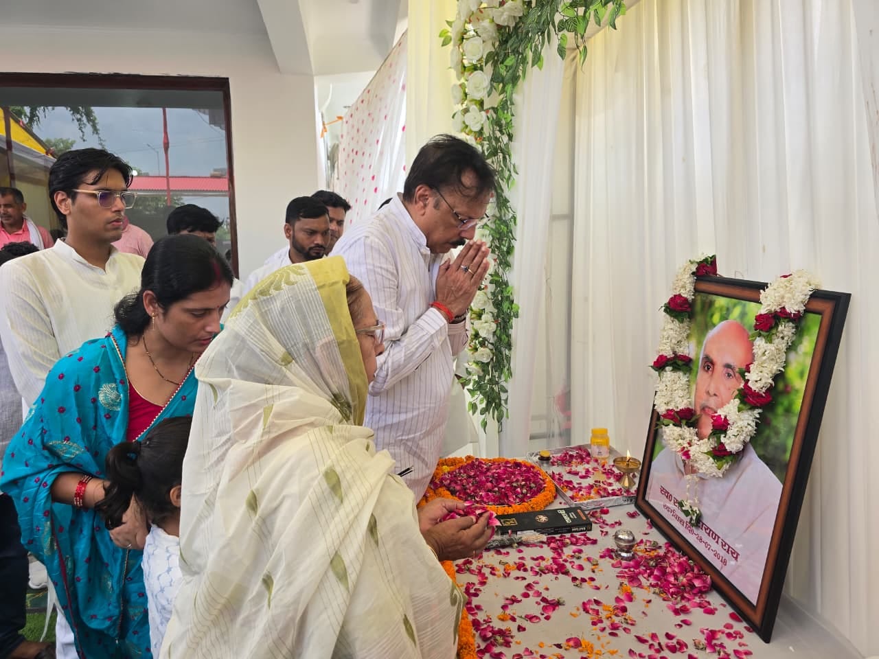 नगर के बलिया मोड़ स्थित आवास पर आयोजित श्रद्धांजलि सभा में पिता स्व. राजनारायण राय की आठवीं पु