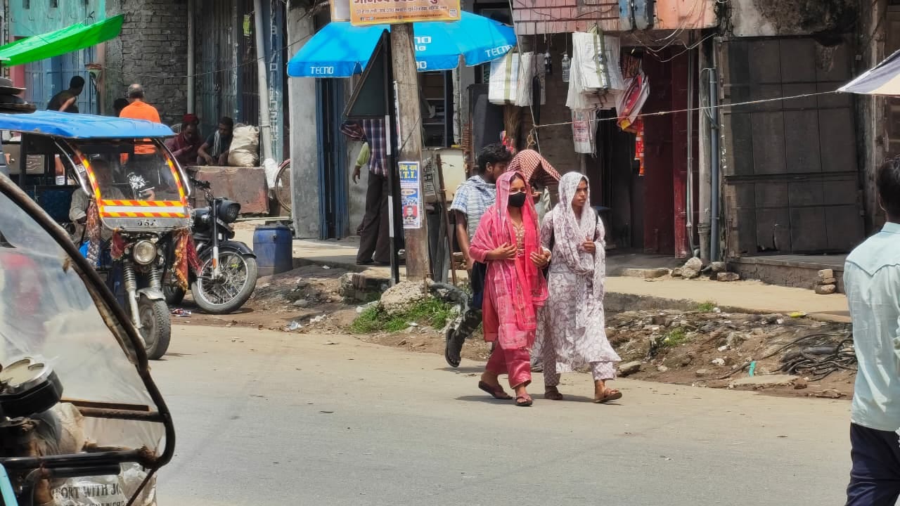 नगर के चित्तू पांडेय चौराहा स्थित धूप से बचाव के चेहरा ढककर अपने गंतव्य को जाती युवतिया।संवाद