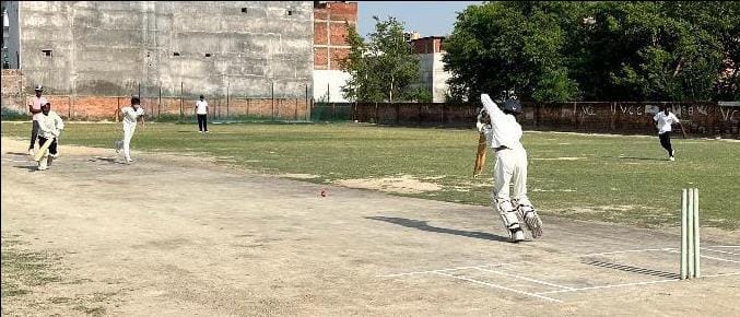 नगर के सहादतपुरा में आयोजित टी 20 मैच में शाट लगता बल्लेबाज।संवाद