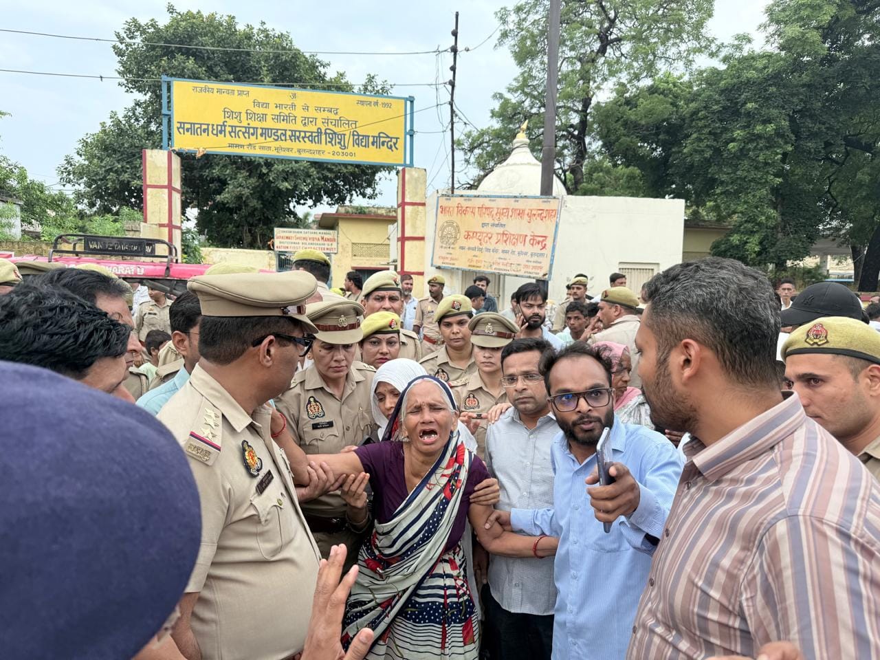 नाले में गिरी बच्ची की जानकारी लेने के दौरान डीएम-एसएसपी के आगे बिलखती दादी। संवाद