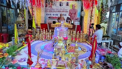 नसियाजी मंदिर में आयोजित कलश स्थापना समारोह में  मंच पर विराजमान जैनमुनि अमित सागर महाराज। स्रो