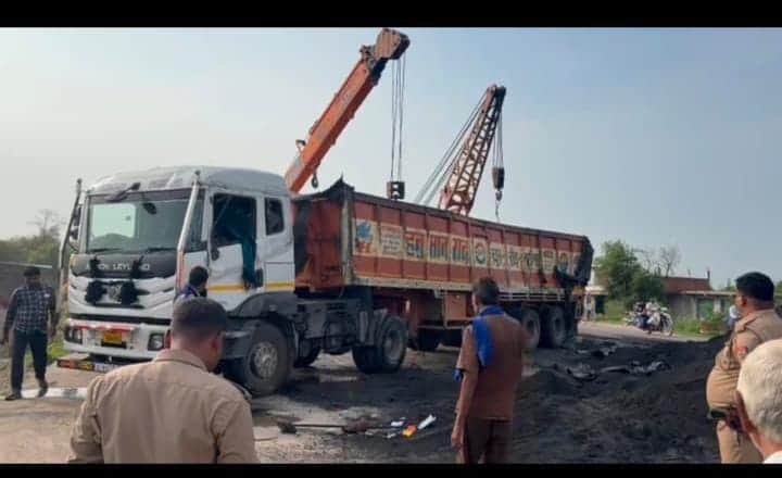 नेशनल हाइवे से पल्टे ट्रक को हटाती हुई क्रेन। संवाद