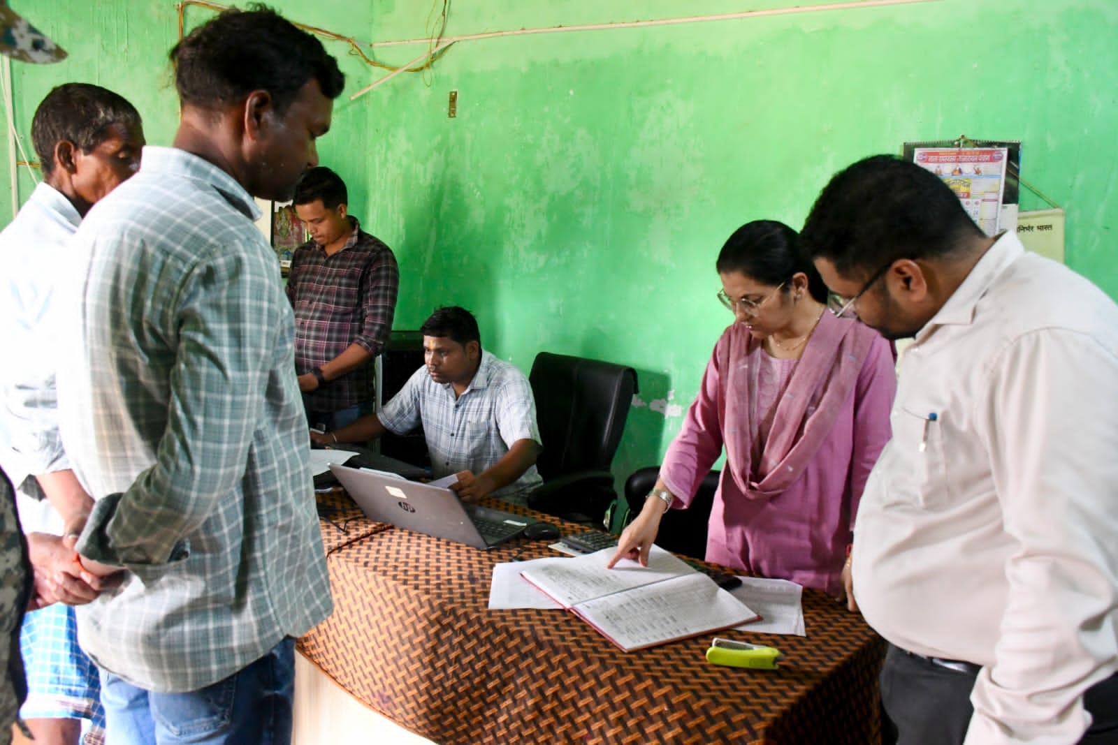 औचक निरीक्षण करते कलेक्टर