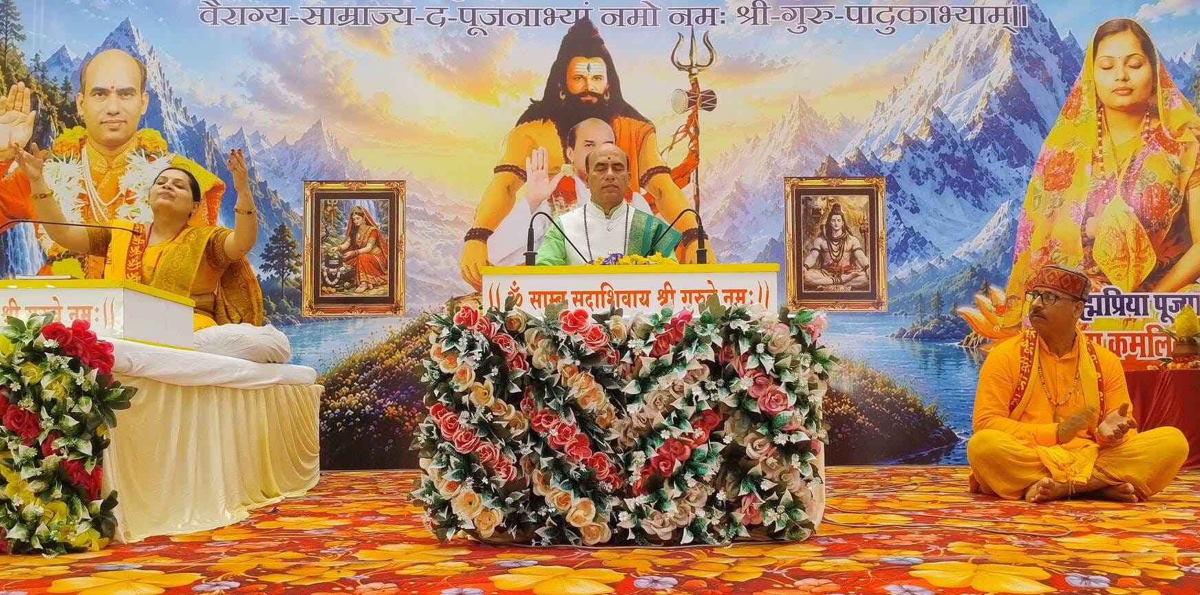 औराई में ध्यान योग साधना कराते स्वामी कमलेश्वरानंद। संवाद