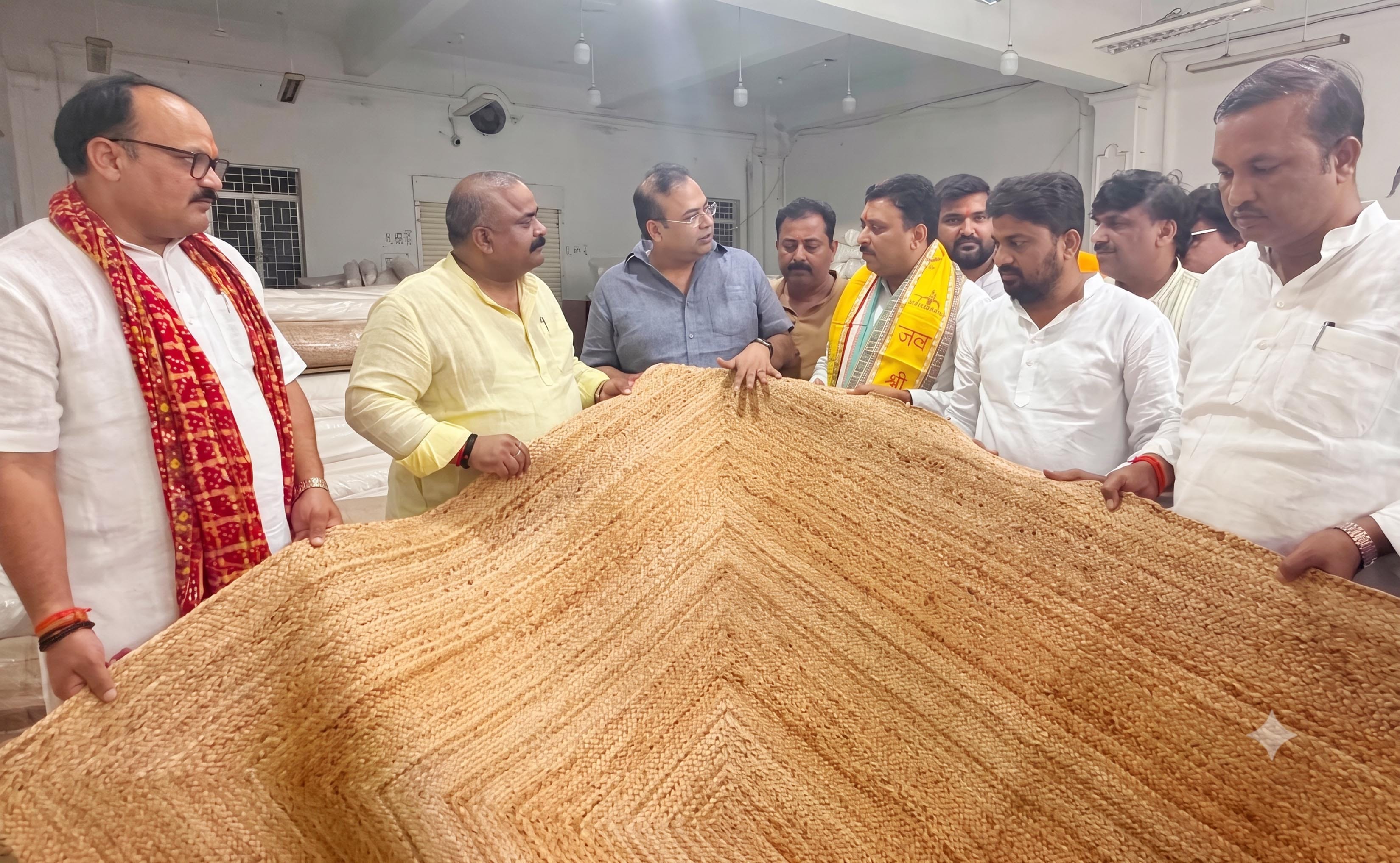 पं.बंगाल के कैबिनेट मंत्री उमेश राय को जूट से जुड़ी समस्याएं बताते संजय गुप्ता। स्रोत- स्वयं