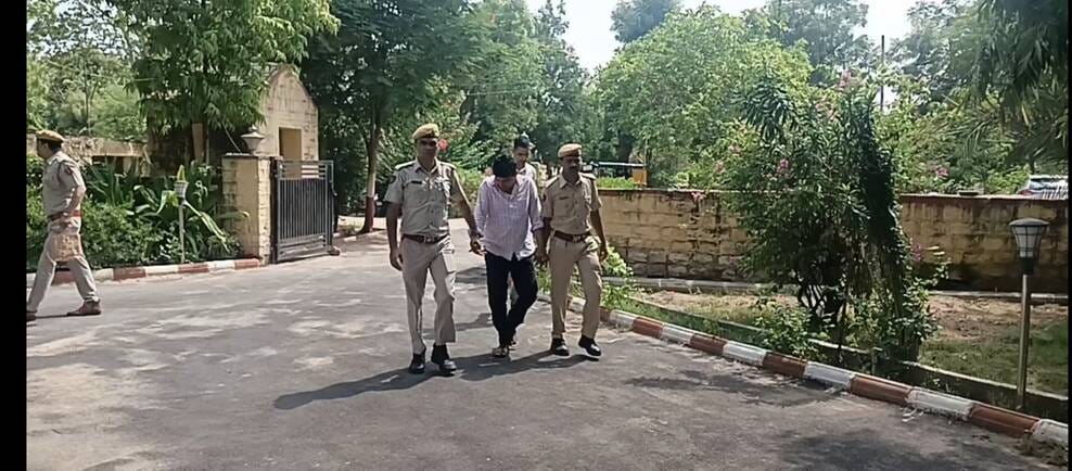 पकड़ा गया फर्जी आईएएस अधिकारी