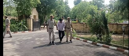 पकड़ा गया फर्जी आईएएस अधिकारी