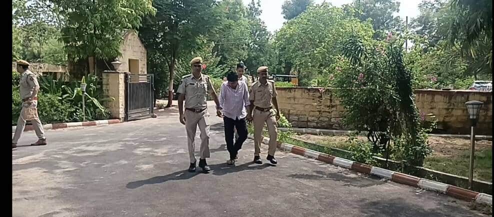 पकड़ा गया फर्जी आईएएस अधिकारी