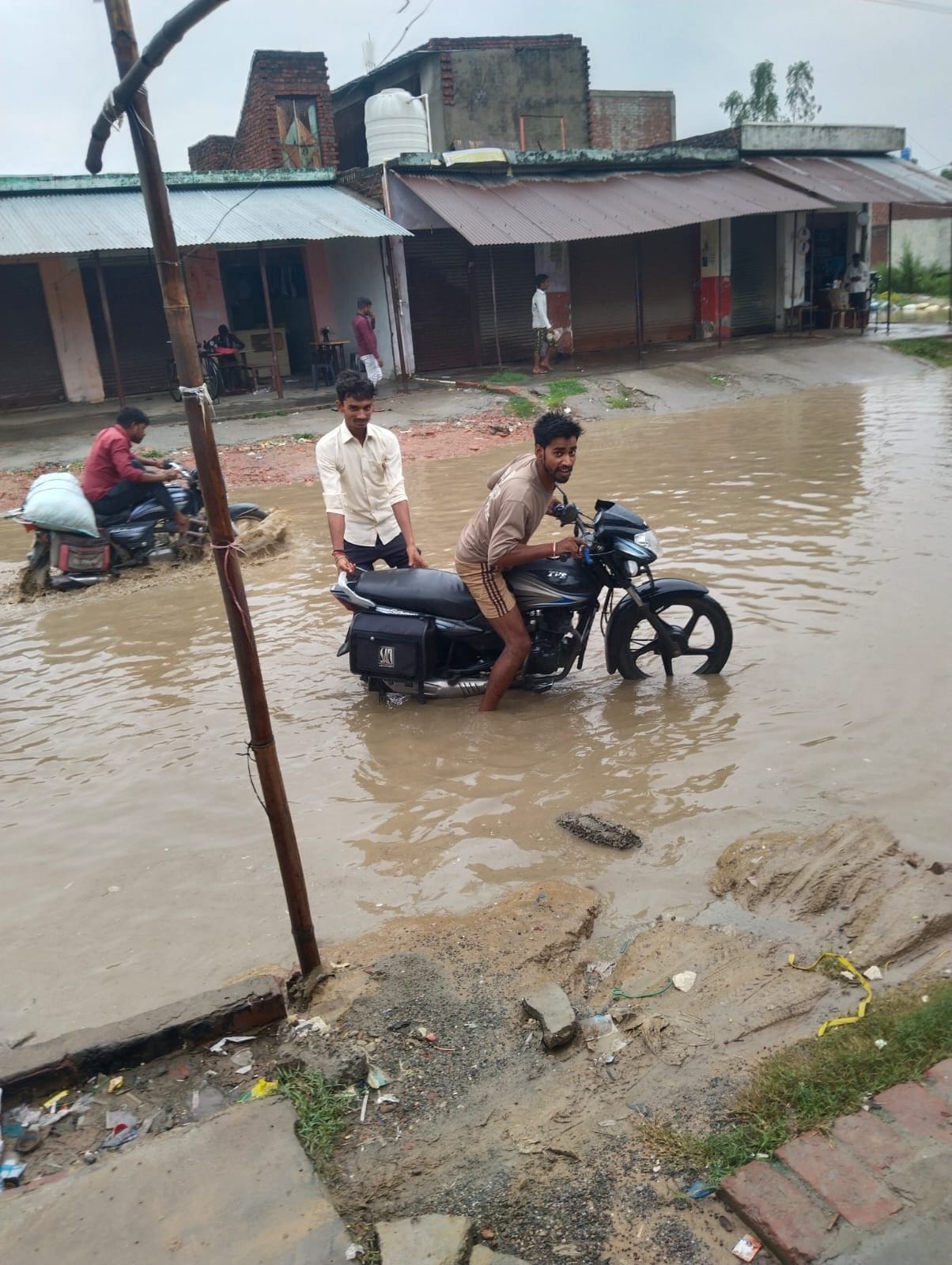 Road in Pipra village turns into a pond; how will aid reach flood-affected villages?