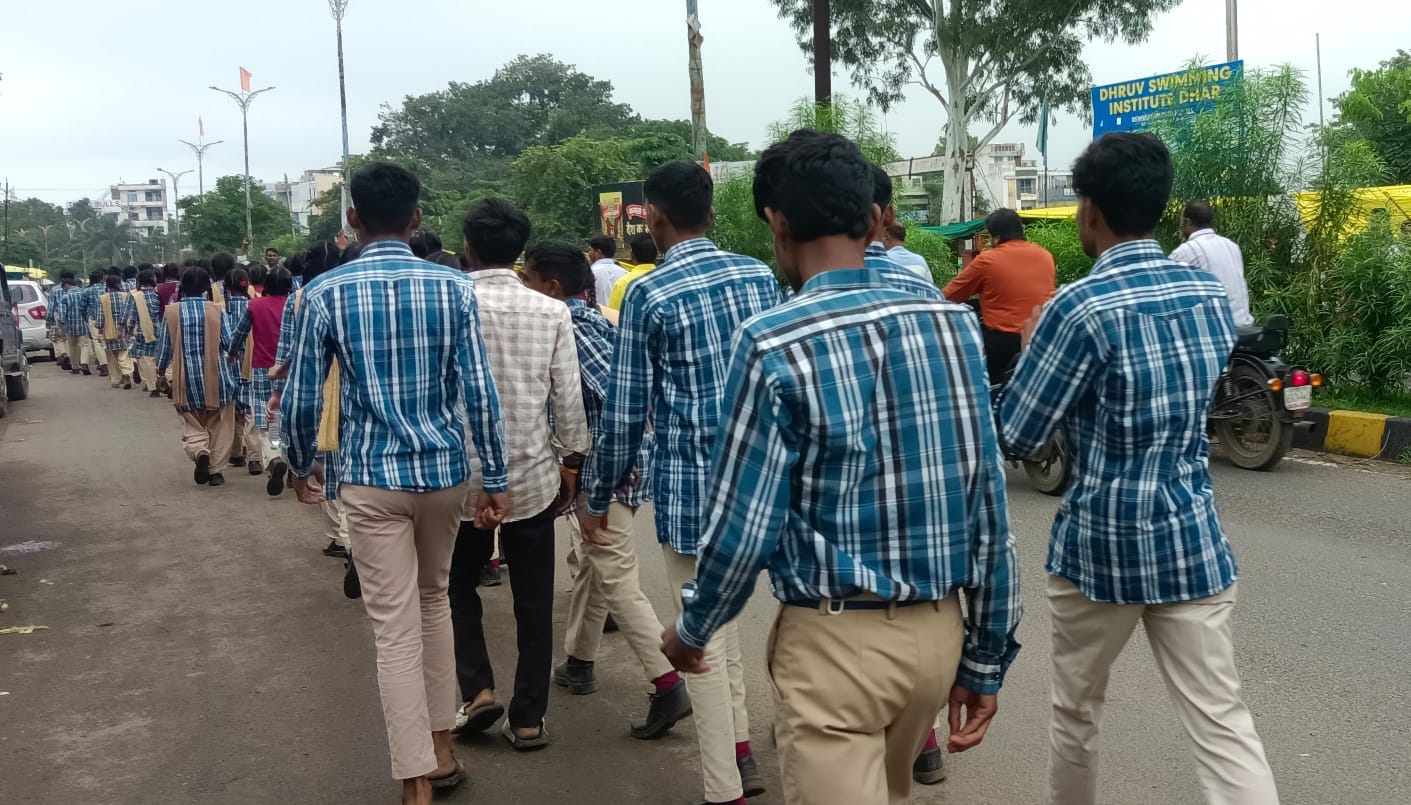 पैदल जाते हुए विधार्थी