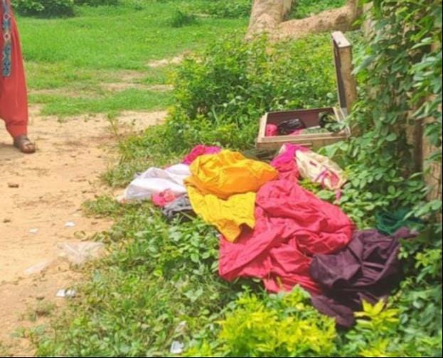 राजू के घर के बाहर बिखरा सामान व बक्सा।