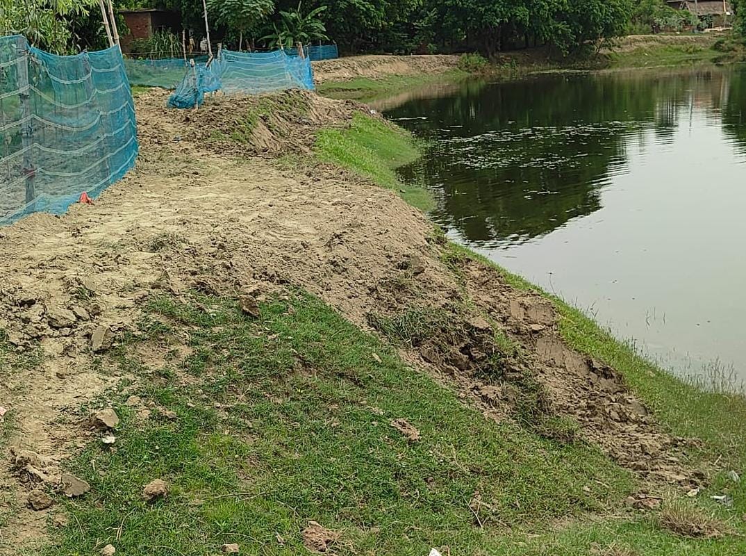 Allegations of irregularities and fake attendance in dam construction.