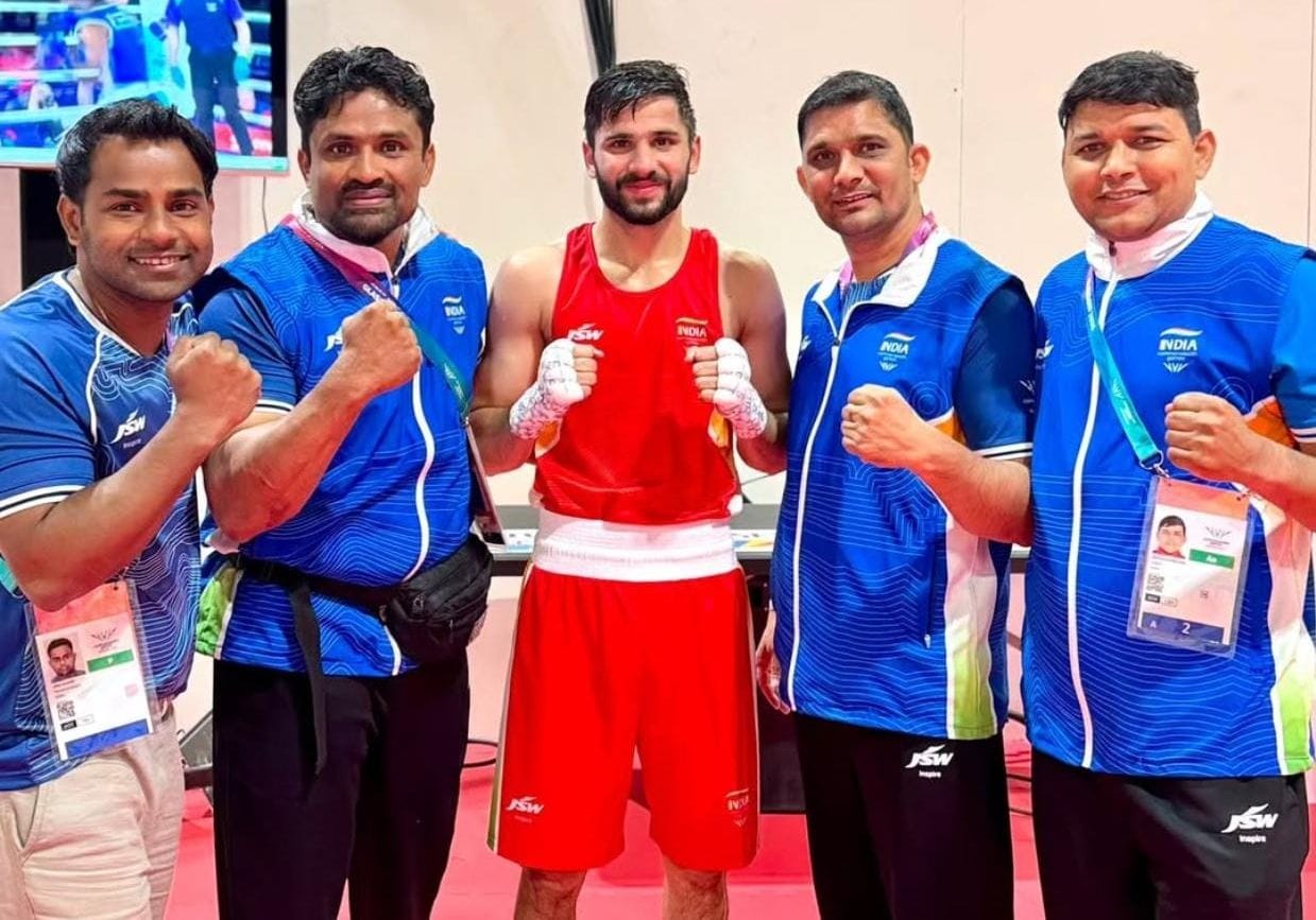 Boxer Sachin Siwach Jr. secures a spot in the Commonwealth Games quarter-finals.