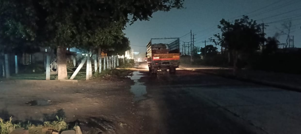 Industrial sector plunged into darkness: Entrepreneurs and workers distressed as streetlights remain off; security concerns deepen.