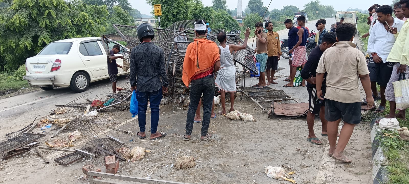 सेमरा चक फैज गांव के पास वाराणसी-गोरखपुर फोरलेन पर ट्रेलर के धक्के से क्षतिग्रस्त पिकअप के केज 