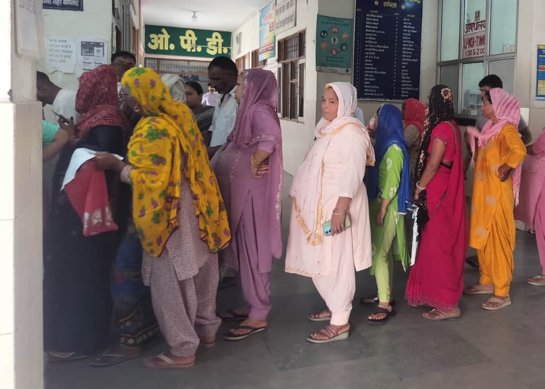 सामुदायिक स्वास्थ्य केंद्र में मरीजों की लगी लाइन
